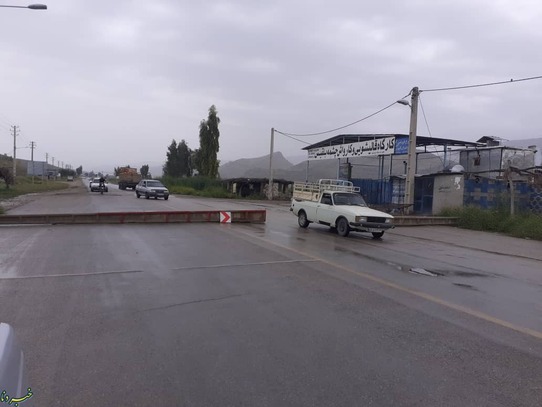 ورودی شهر چرام از سمت دهدشت روستای القچین و ورود و خروج خودرها بدون هیچ گونه محدودیتی ( امروز 23 فرودین 99)